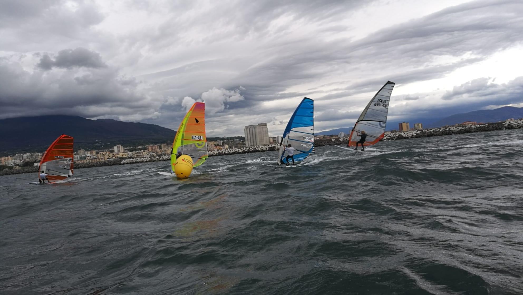 Alessandro Giovini ITA-196 è il campione italiano di Formula Windsurfing 2020