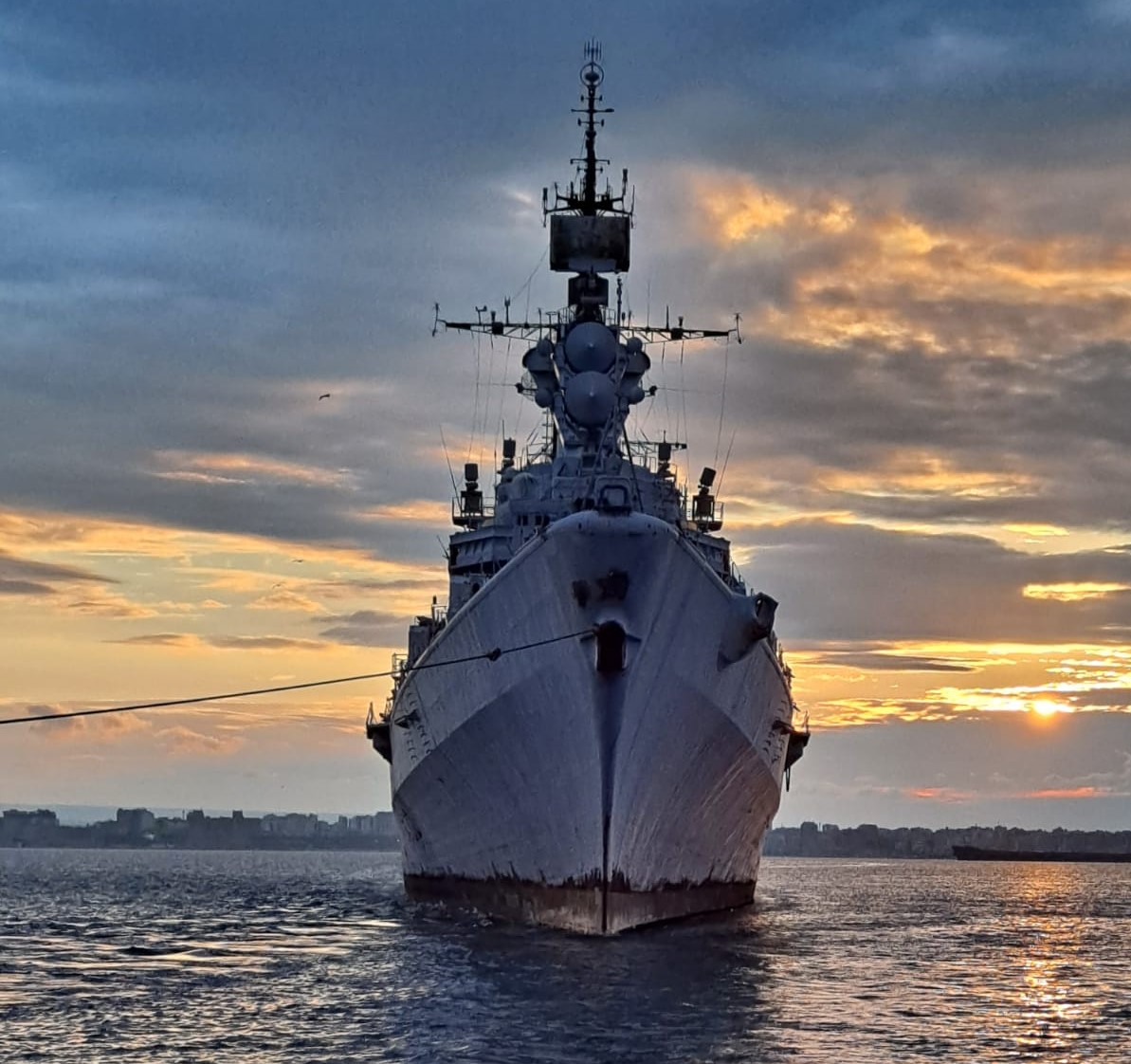 Taranto dà l’addio alla nave “Vittorio Veneto”
