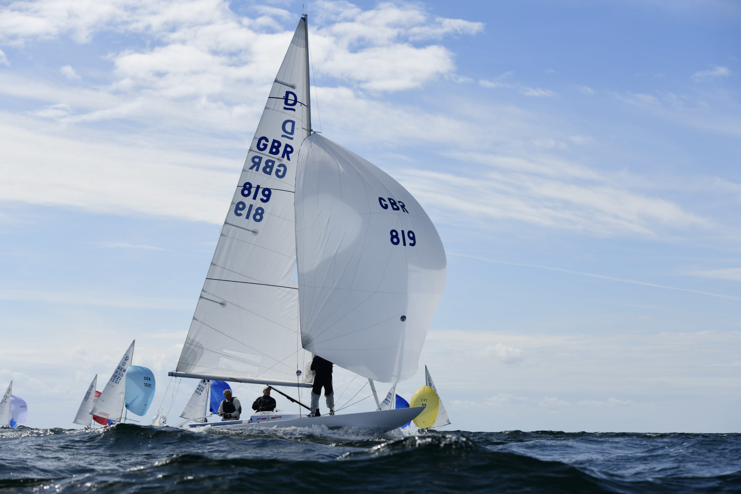 La Compagnia della Vela sul gradino più alto del podio con FEVER, il Dragone del socio Klaus Diederichs, al Mondiale Dragoni 2022