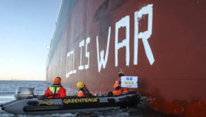 Attacco di Greenpeace su petroliera russa