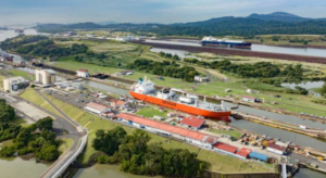 Petroliera transita attraverso le chiuse Panamax1