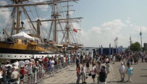 Québec City - Nave Vespucci - persone in coda per le visite a bordo 2