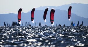 Lo spettacolo dei kite nelle acque di Quartu Sant'Elena in occasione del Sardinia Grand Slam 2025